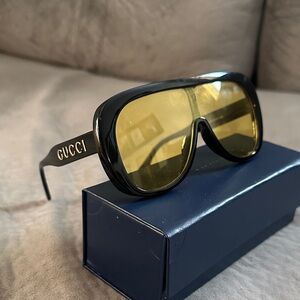 Gucci Men's Sunglasses with Black Frame and Yellow Lenses Rare (Large Frame)